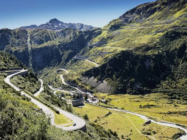 Kurvenreiche Bergstrasse durch alpine Landschaft – Lieferung in Bergregionen und abgelegene Ortschaften