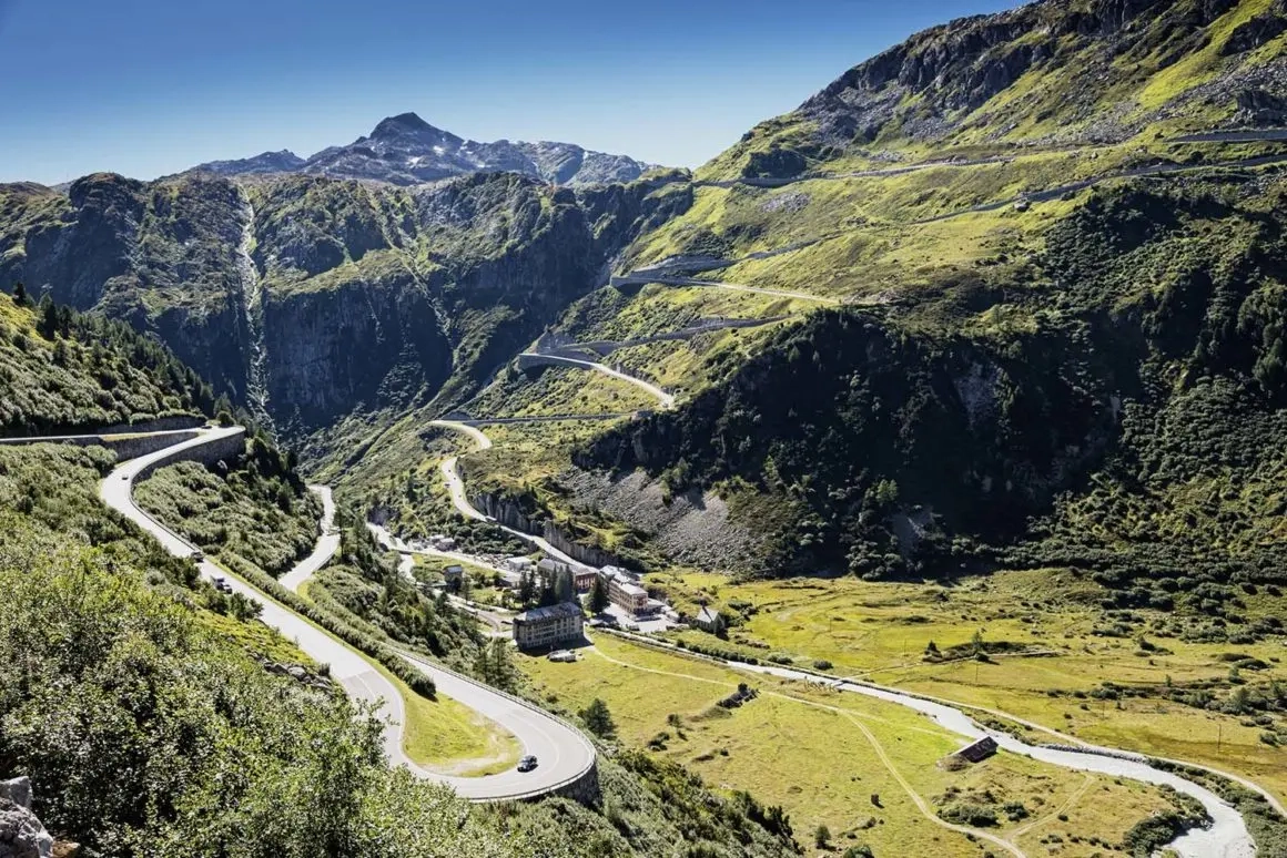 Route de montagne sinueuse dans un paysage alpin – livraisons en régions montagneuses et localités isolées
