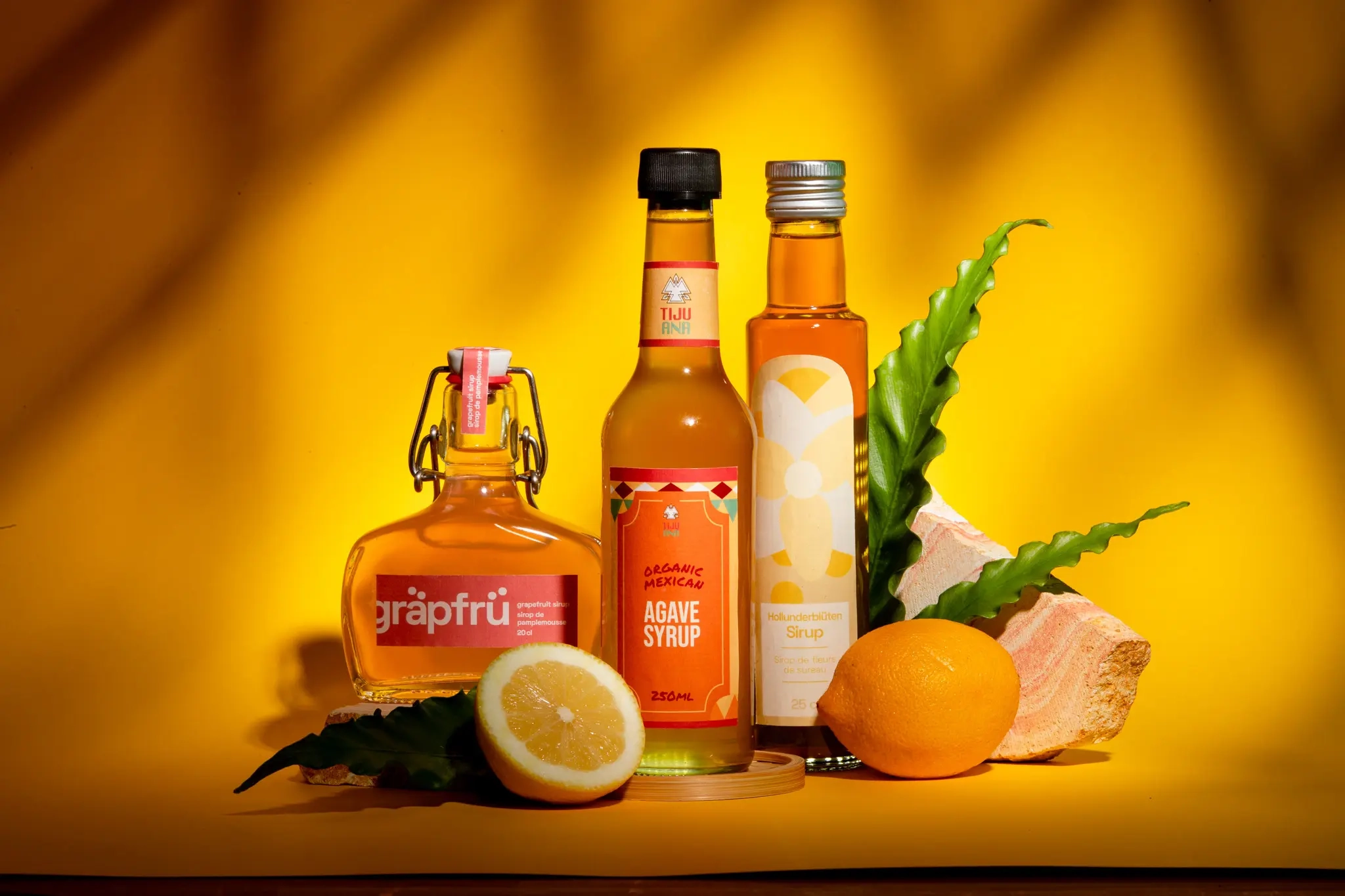 Sirupflaschen von Müller+Krempel – 200 ml Piatta Bügelflasche, 250 ml Geradhalsflasche PP-28 und 250 ml Dorica-Flasche für Grapefruit-Sirup, Agave-Sirup und Fruchtsirup