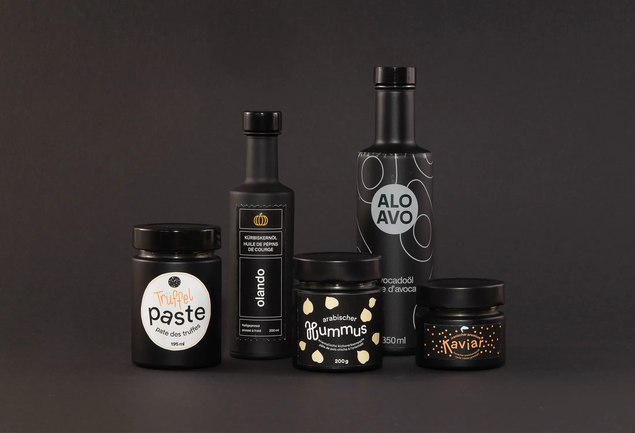 Schwarzmatte Lebensmittelverpackungen von Müller+Krempel – Kuba-Flaschen 200 ml und 350 ml, Weithalsgläser TO-58 in verschiedenen Grössen mit schwarzmatten Verschlüssen für Trüffelpäste, Öle und Delikatessen