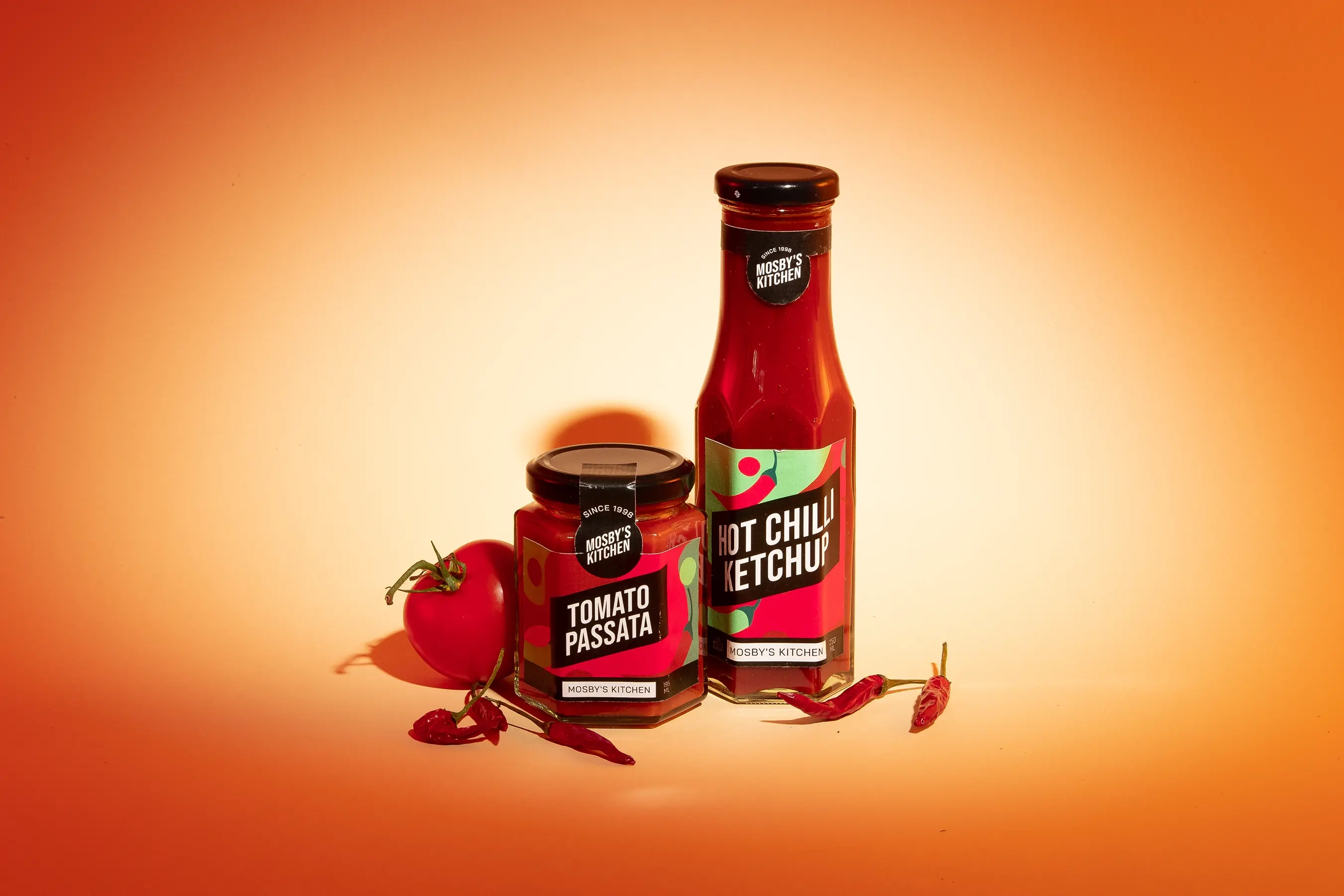 Tomatensauce-Glas und Ketchupflasche von Müller+Krempel – 278 ml 6-Eck-Glas TO-63 als Tomato Passata und 250 ml 6-eckige Saucenflasche TO-43 als Hot Chilli Ketchup, lebensmittelecht