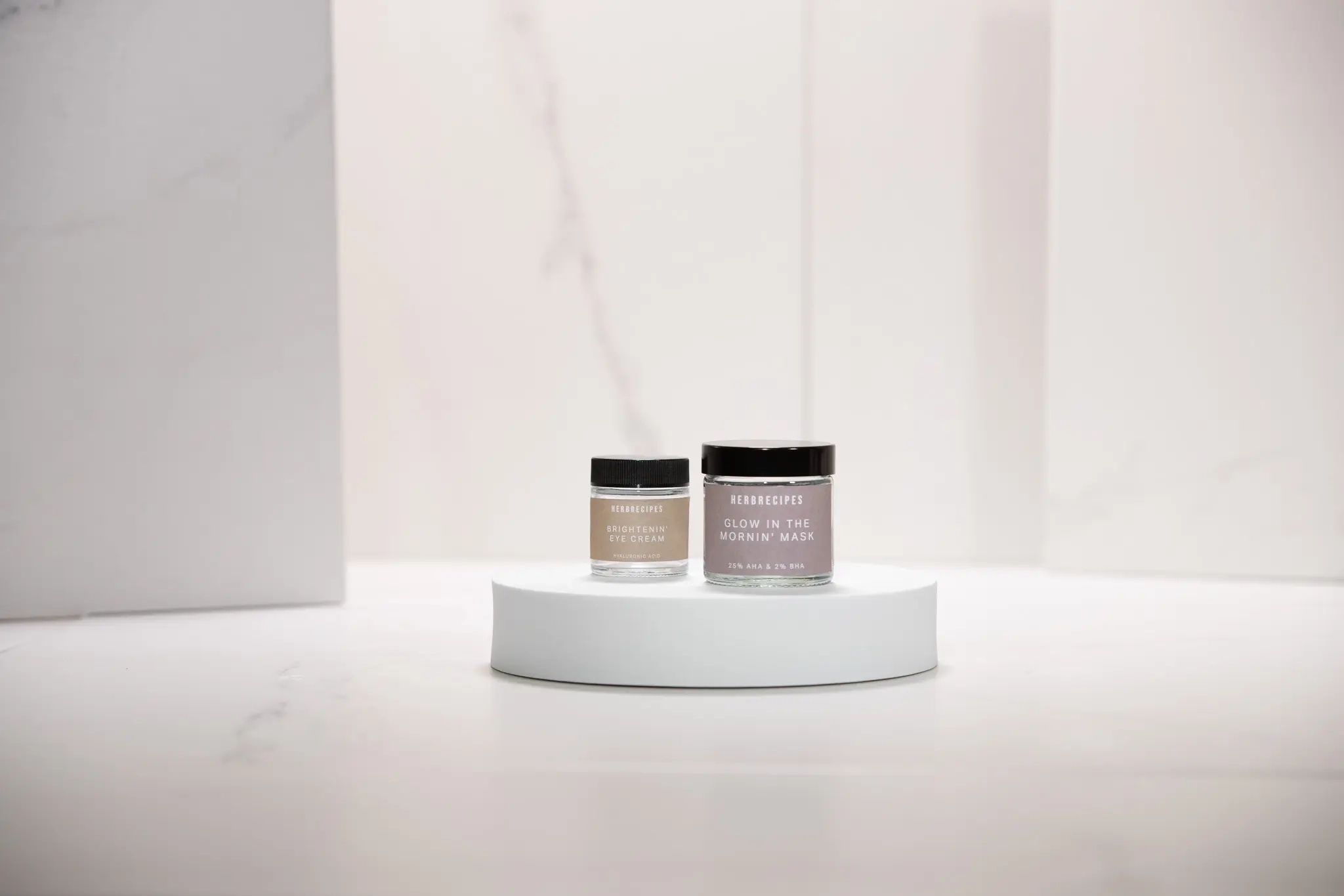 Kosmetikgläser von Müller+Krempel – 30 ml und 60 ml Salwis-Glas aus Weissglas mit schwarzem Deckel, befüllt mit Herbrecipes Augencreme und Gesichtsmaske